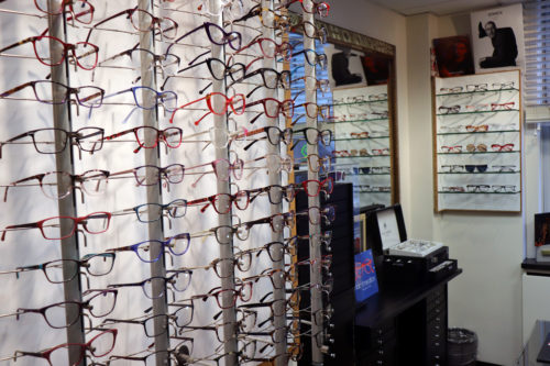 さまざまなフレーム、レンズの中から組み合わせた眼鏡をオーダーできる＝11月８日、ニューヨーク（撮影：中沢）