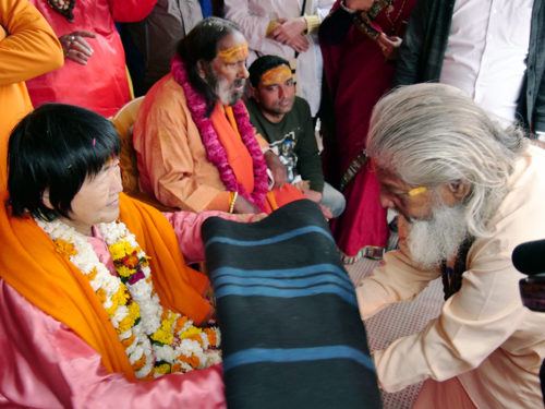 病気の方に毛布を寄贈するヨグマタ（インド、ハリドワールにて）
