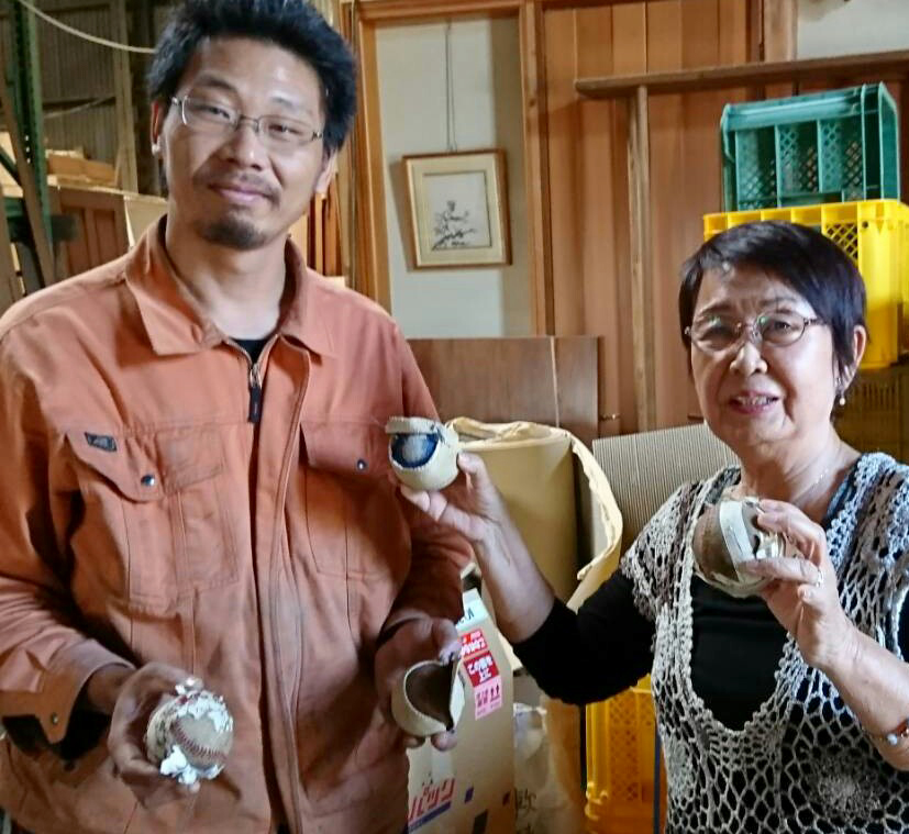 日本でボールを集めてくれている愛知県の田口貴一君（左）と瀬戸和江さん