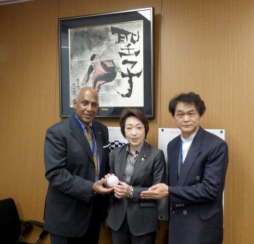 国会議事堂近くにある橋本聖子参議院議員（中央）のオフィスを訪ねて「希望」を伝え、ボールにサインをもらいました