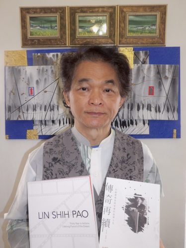 本を紹介する著者。本は（左から）『LIN SHIH PAO Thirty Year in Actions, Lifelong Pursuit of the Dream』（2018クリスタルファンデーション出版）、『行動芸術家　林世宝の集夢人生　傳奇再賡」（著者：劉馨蔓、2017時報文化出版）