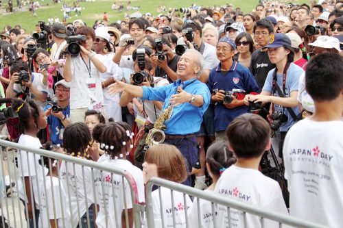 「ジャパン・デー」でコーラスとパーカッションを入れて、総勢70人の地元の子どもたちとコラボをした＝６月６日、ニューヨーク・セントラルパーク（©Tsuyoshi Toya）