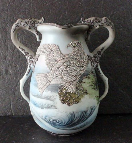鷲盛り上げ花瓶／メープルリーフ印／1891-1915頃