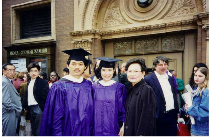 ニューヨーク大学のアートプログラムの修了式で陳湘琪（中央）と筆者（左）