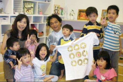 現在、台湾で「ニューヨーク・モンテッソリ幼稚園」の園長をしている羅文喬と子ども達と一緒に