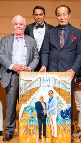 肖像画贈呈を記念して。（左から）世界三大投資家のジム・ロジャーズ氏、インド人実業家のサチン・チョードリー氏、松本和久さん