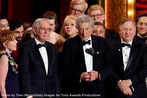 ５作目の作品賞受賞した劇作家、トム・ストッパード（中央）＝６月11日、ニューヨーク・ワシントンハイツのユナイテッドパレス劇場（Photo by Theo Wargo/Getty Images for Tony Awards Productions）