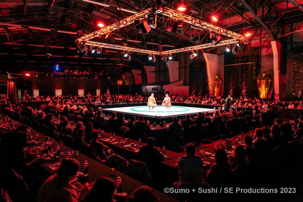 会場中央には土俵が作られ、国技館のように土俵の周りには観客席が（©Sumo + Sushi / SE Productions 2023）