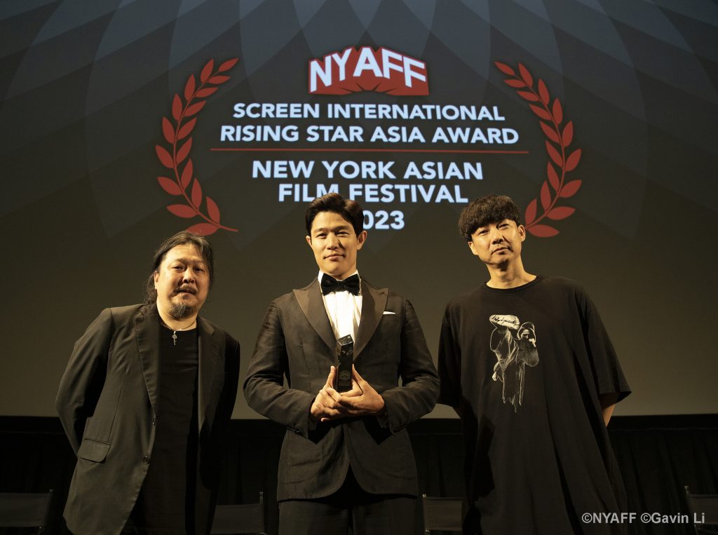 ７月15日、ニューヨーク・アジアン映画祭でライジングスター・アジア賞を受賞した鈴木亮平さん（中央）。右は映画『エゴイスト』の松永大司監督（©NYAFF ©Gavin Li）