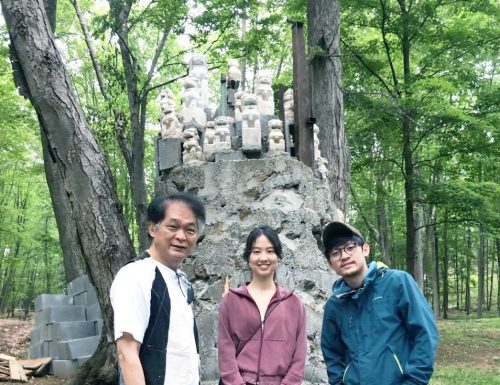 「獅子王」の前で。（左から）筆者、陶芸家の朱品馨（Chu, Pin Hsin）、陶芸家の郭家瑄（Kuo, Chia Hsuan）