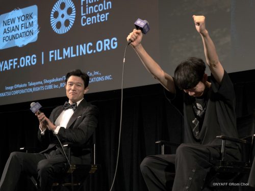 ＮＹＡＦＦでライジングスター・アジア賞受賞の模様。（左から）鈴木亮平さん、松永大司監督＝７月15日、ニューヨーク（©NYAFF ©Rom Choi）