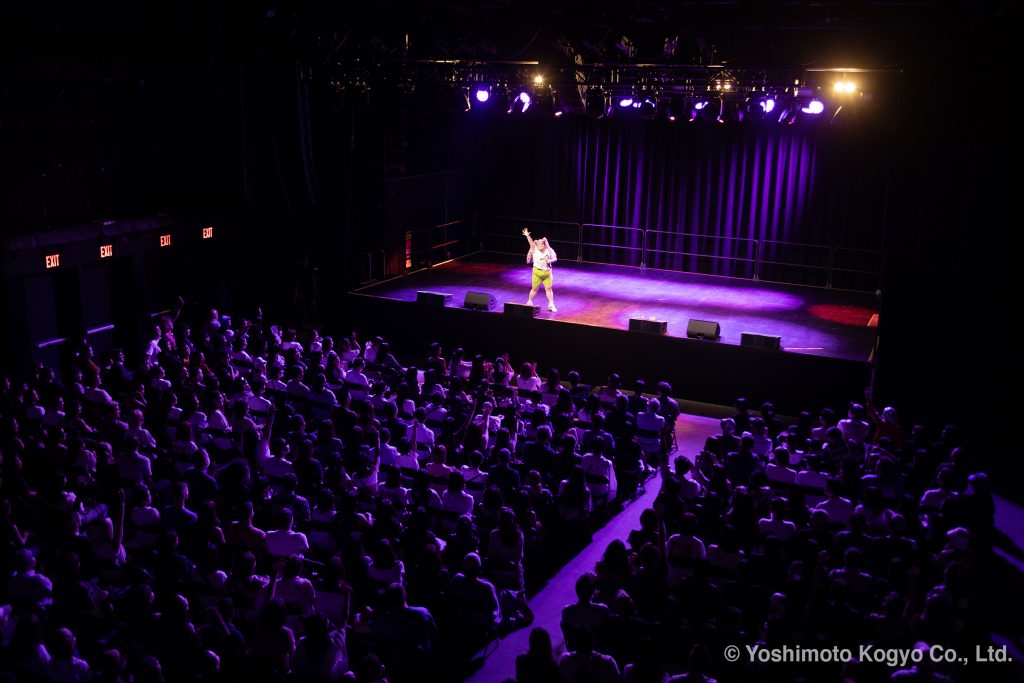 満席の会場で、ステージに立つ渡辺直美＝19日、ブルックリン（©Yoshimoto Kogyo Co., Ltd.）