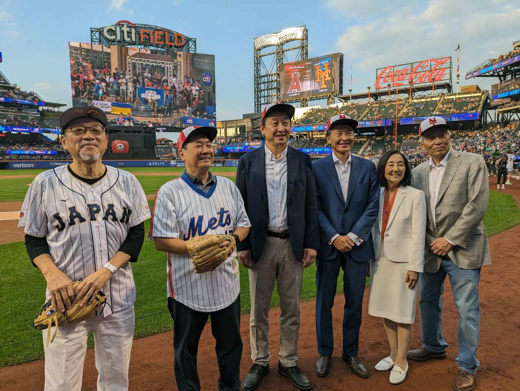 メッツ・シティフィールドで開催された「Japanese Heritage Night」に参加する在ニューヨーク総領事・大使の森美樹夫氏（左端）ら＝８月25日、ニューヨーク