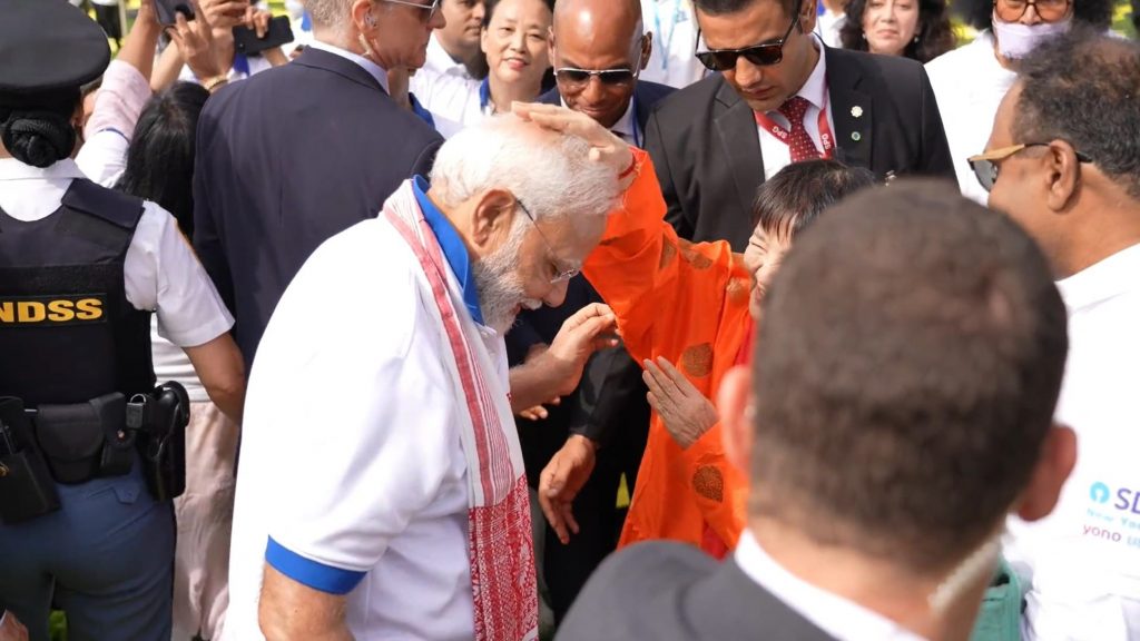 インドのモディ首相（中央）を祝福するヨグマタ相川圭子氏＝６月21日、ニューヨーク（インド公式ツイッターから）