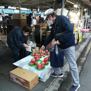 盛岡市の朝市。りんごとキノコが売れ筋（提供写真）