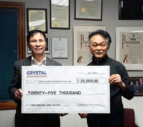 これまでのクリスタルファウンデーションからの寄付金は２万5000ドルになりました。クリスタルファウンデーション代表のThomas Chen氏（左）と筆者