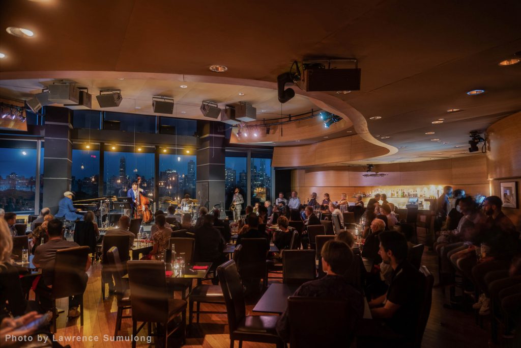 ジャズ・アット・リンカーン・センター内のDizzys Club（Photo by Lawrence Sumulong）