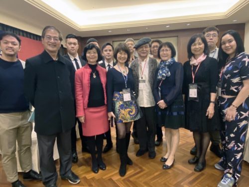 圓山飯店でお手伝いしてくれたボランティアの皆さん。筆者（前列左から５人目）の左横がスイスの会長・謝瑾さん