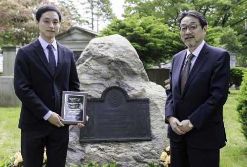 式典後に記念撮影に応じる森美樹夫総領事・大使（右）と張本哲弘さん＝５月21日、ニューヨーク（提供：ニューヨーク野口英世記念会）