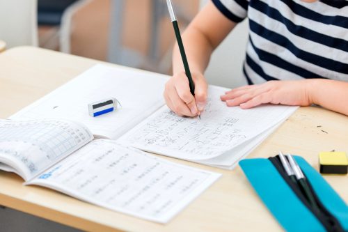 漢字の勉強をする小学生の男の子（イメージ写真）