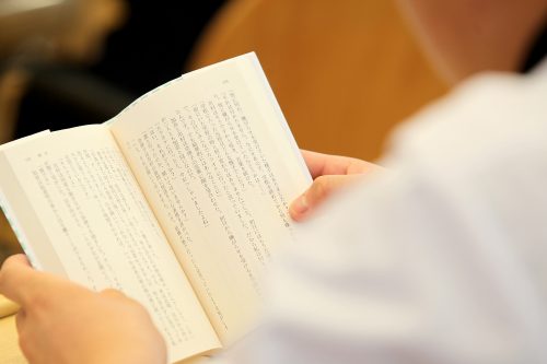 本を読む生徒