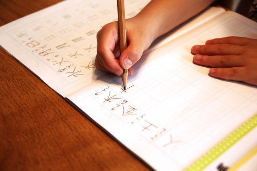 漢字学習をする子ども