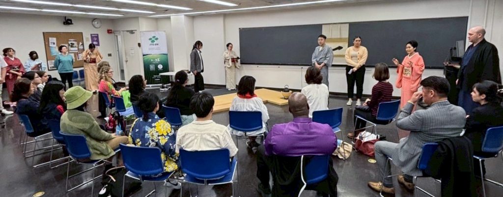 日本の茶道プレゼンテーションの様子＝５月14日、ＣＵＮＹハンターカレッジ西棟（撮影：森田）