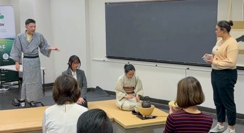 日本の茶道プレゼンテーションの様子＝５月14日、ＣＵＮＹハンターカレッジ西棟（撮影：森田）