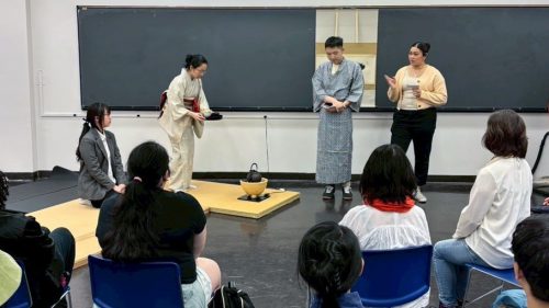 日本の茶道プレゼンテーションの様子＝５月14日、ＣＵＮＹハンターカレッジ西棟（撮影：森田）