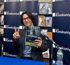 小林直己さん、紀伊國屋ＮＹ本店で発売記念イベント盛況