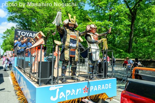 Toyama City Government Floatでは藤井裕久市長が甲冑姿で登場し、その後ろでは越中八尾おわら保存会が踊りを披露、富山の伝統芸能をアピール(photo by Masahiro Noguchi)