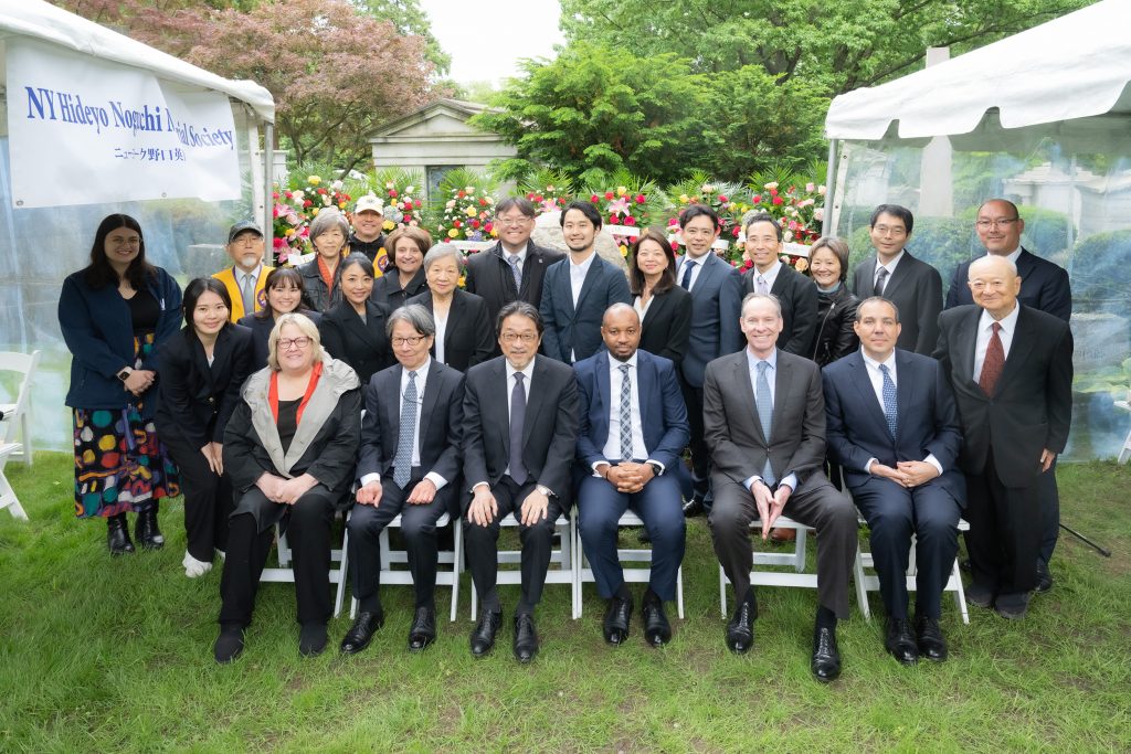 「98回忌野口英世墓参会」式典の参加者ら＝５月21日、ブロンクスのウッドローン墓地（(c) HNMS）