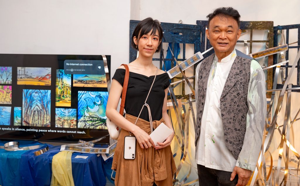 (写真説明)展示会会場で。(左から)Pei Hua Yangさん、林世宝さん=5月17日