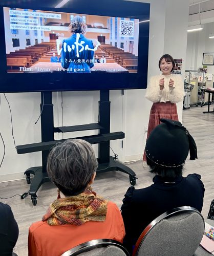 上映会で来場者に語る吉川真実さん＝10月15日、ニューヨーク