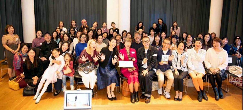 ニューヨークでの講演会、イベント参加者らと山﨑拓巳さん（前列右から５人目）