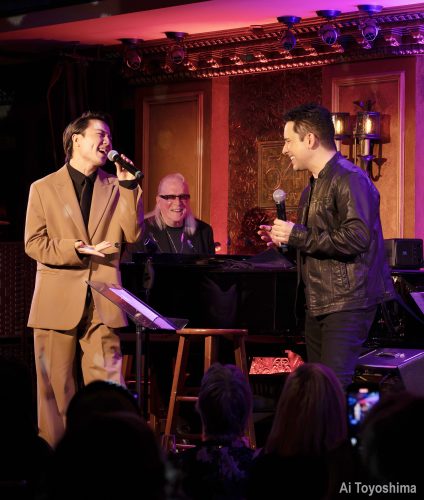 ジョン・ロイド・ヤングと共演し、熱唱する大音智海＝ニューヨーク（Photo by Ai Toyoshima）智海＝ニューヨーク（Photo by Ai Toyoshima）