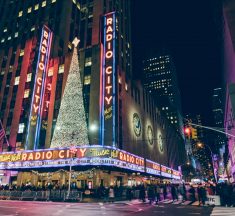 創立100周年のロケッツがＮＹのホリデーシーンに帰ってきた！