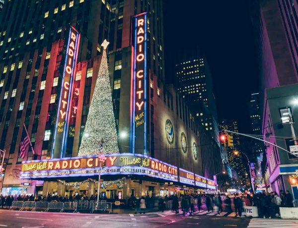 創立100周年のロケッツがＮＹのホリデーシーンに帰ってきた！