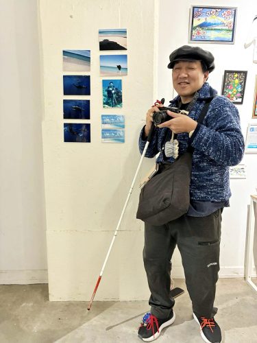 展示会レセプションパティーでの大平啓朗さん＝11月11日、ニューヨーク（提供写真）