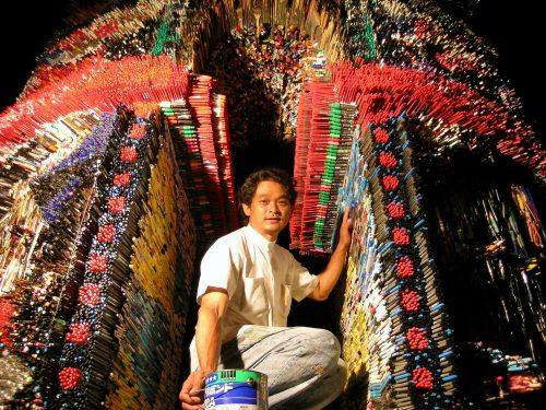 「平和行進曲II：智恵の門」制作中の筆者（2005年撮影）。高さ５メートル、幅3.5メートル、重さ３トン、「ヨシヅヤ」の愛知県内「津島北テラス」店で現在も展示されています