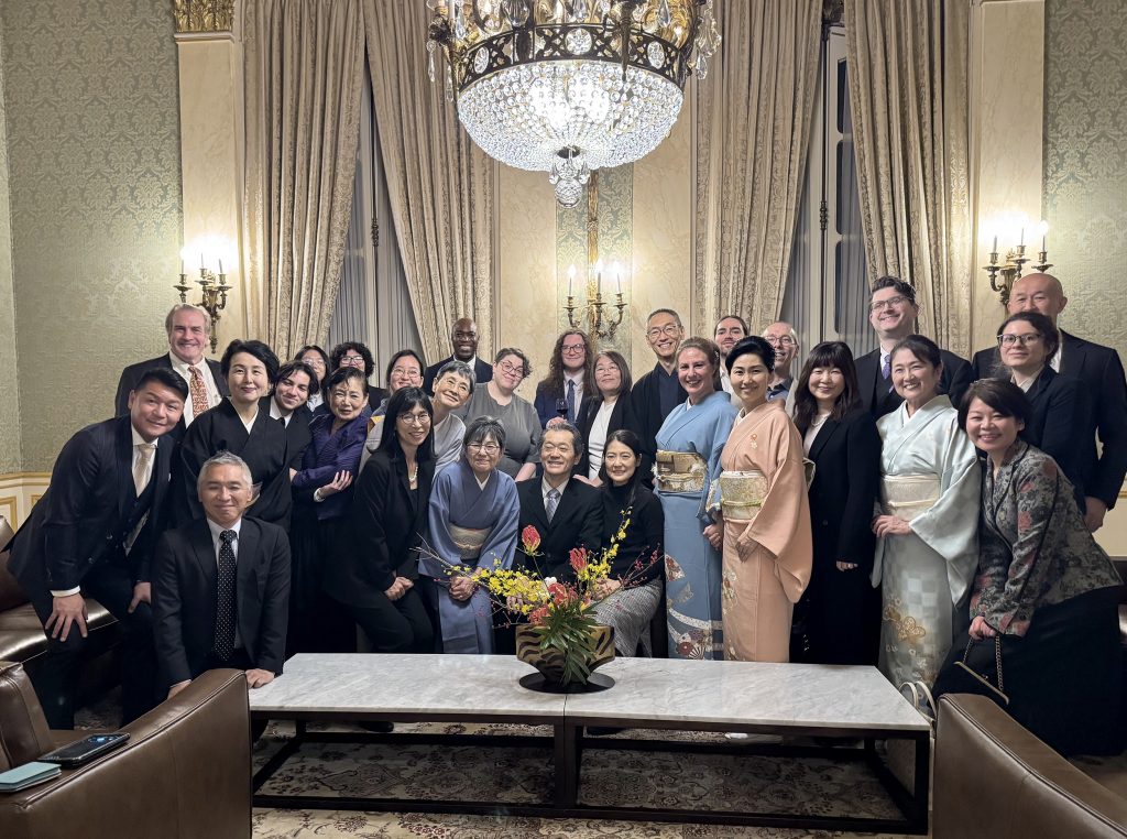伝達式に出席したニューヨーク市立大学ハンター校日本語・日本文化科関係者とゲスト＝12月８日、ニューヨーク