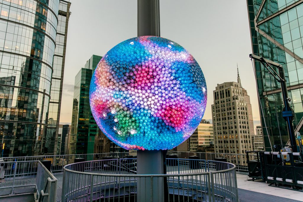 クリスタル5280個を配した約3.8メートル、重量約5600キログラムのコンステレーション・ボール