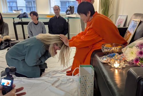 ヨグマタ氏から祝福が与えられた参加者＝３月８日、ニューヨーク