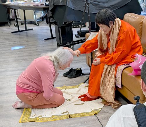 ヨグマタ相川圭子氏から祝福が与えられた90歳の参加者＝９月21日、ニューヨーク