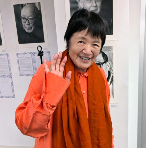 会場の参加者に手を振るヨグマタ相川圭子氏＝11月９日、ニューヨーク