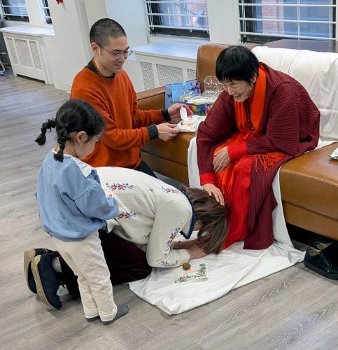 参加者に祝福を与えるヨグマタ相川圭子氏（右）＝12月20日、ニューヨーク