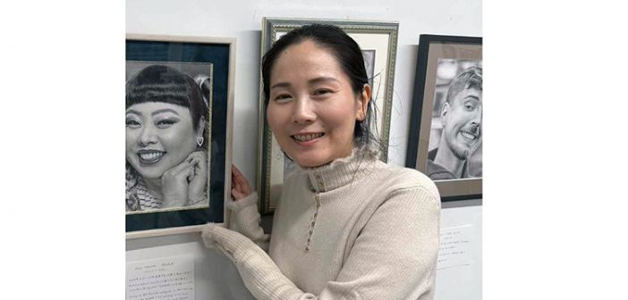 廣田久美子　「昨日を悔むな明日を悩むな今日を生きよう」　墨彩画　落款有り 鉛筆写実画アーティスト岡崎久美子さん、NY日系人会で一日個展