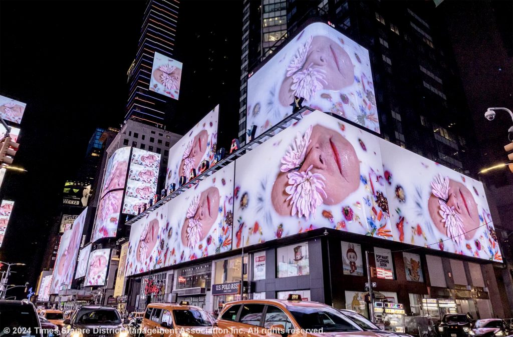 タイムズスクエアの巨大ビデオスクリーンで映し出されているコレット・コープランドさんの作品（© 2024 Times Square District Management Association Inc. All rights reserved.）